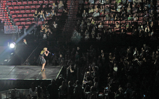 hollie cavanaugh performing sunrise florida american idol concert