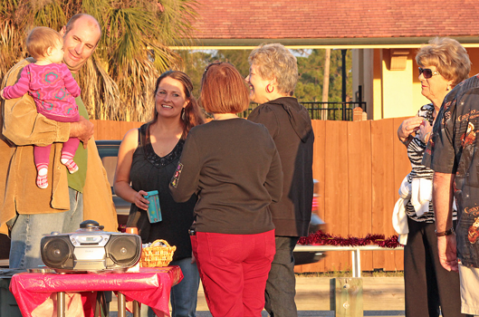 guests-at-boat-parade