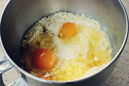 eggs-flour-sugar-ready-to-b