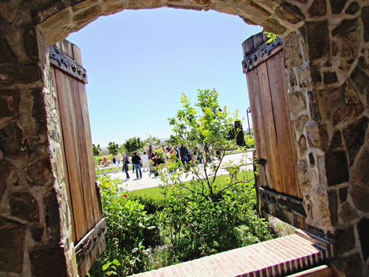 jacuzzi-courtyard-view-wine