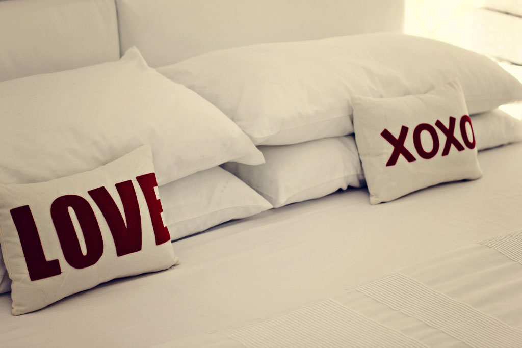 love-pillow-xxoo-pillow-red