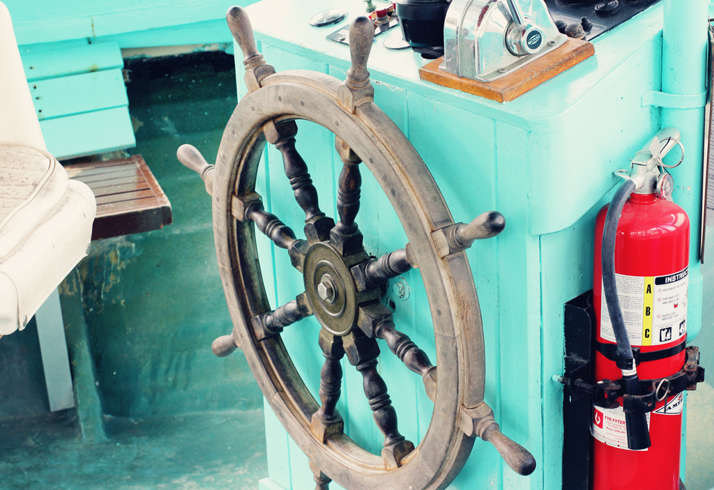 steering-wheel-old-boat