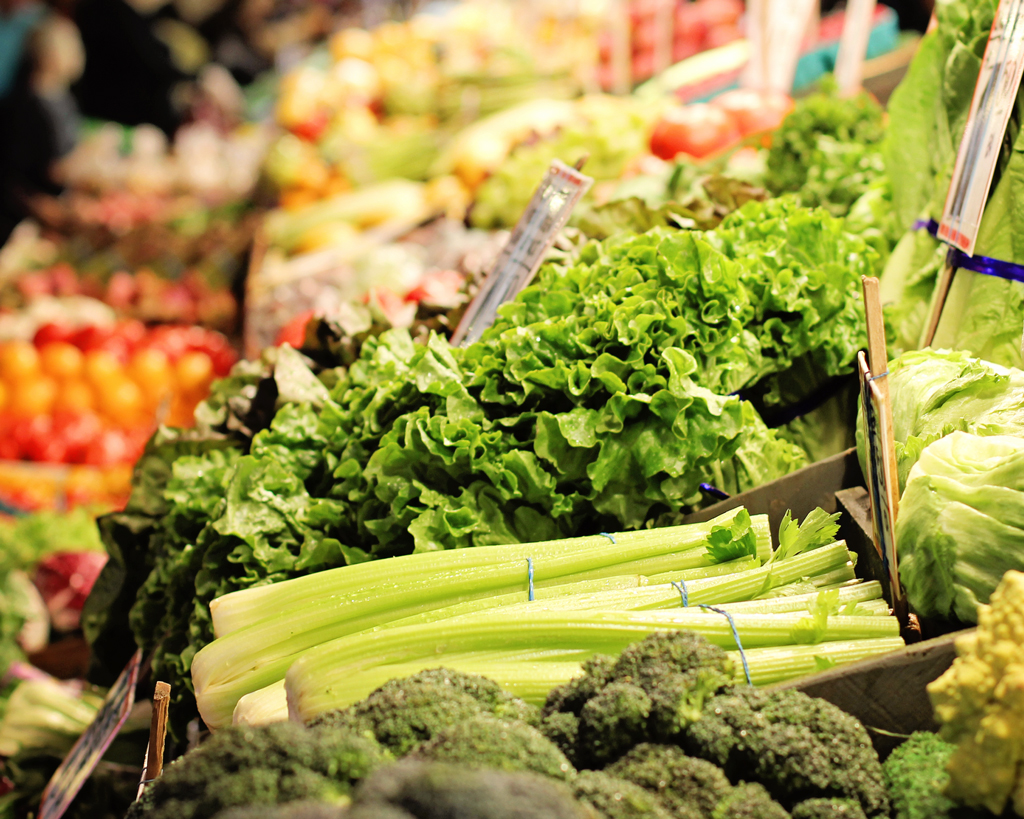 vegetable-stand-inside-pikes-market