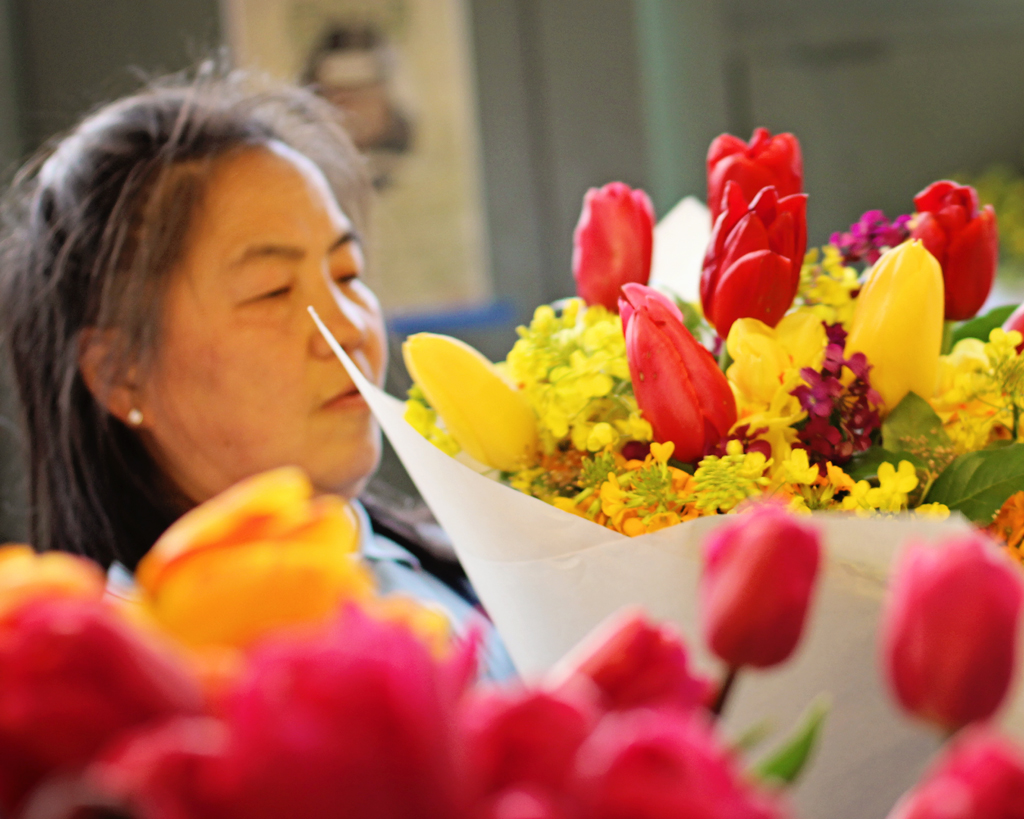 woman-making-flower-arrangements-pikes-market