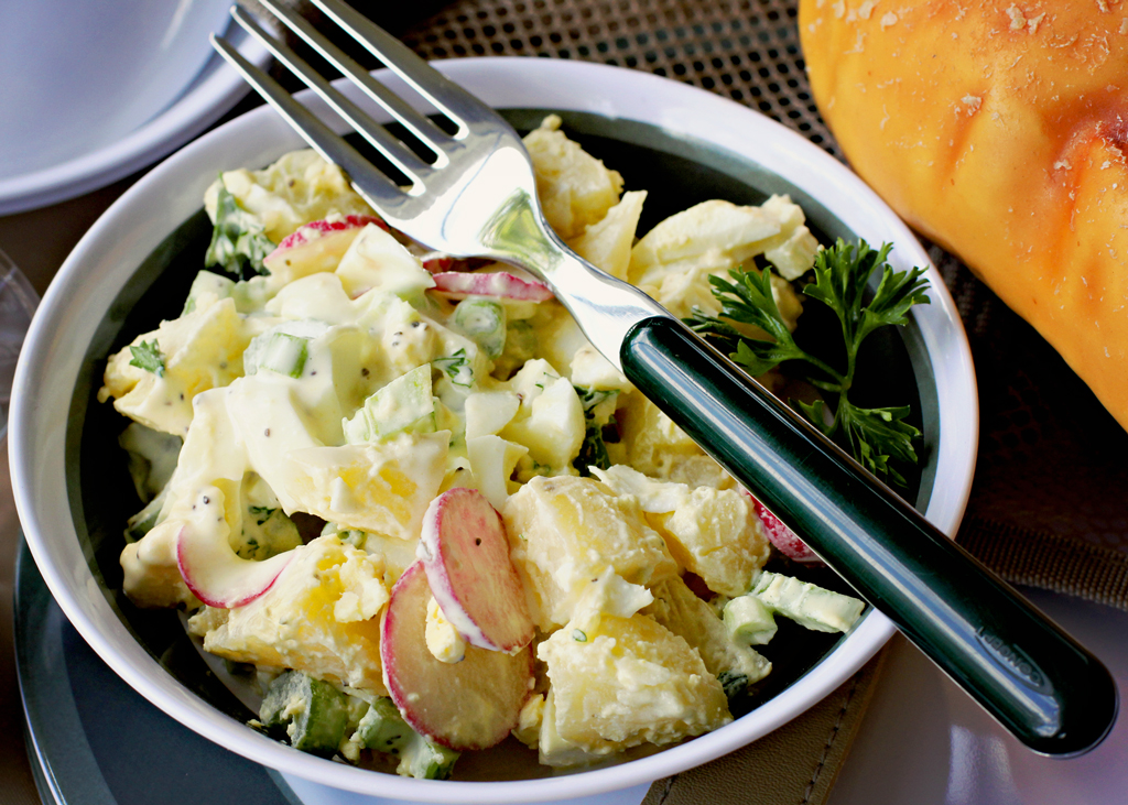 homemade-potatoe-salad-for-picnic-basket