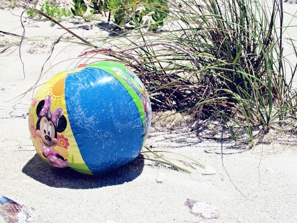 minnie-mouse-beach-ball-on-beach