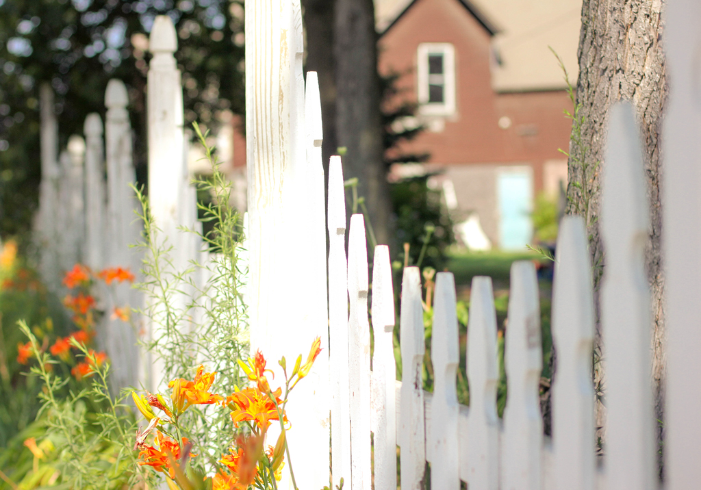white-curve-picket-fence-indianapolis