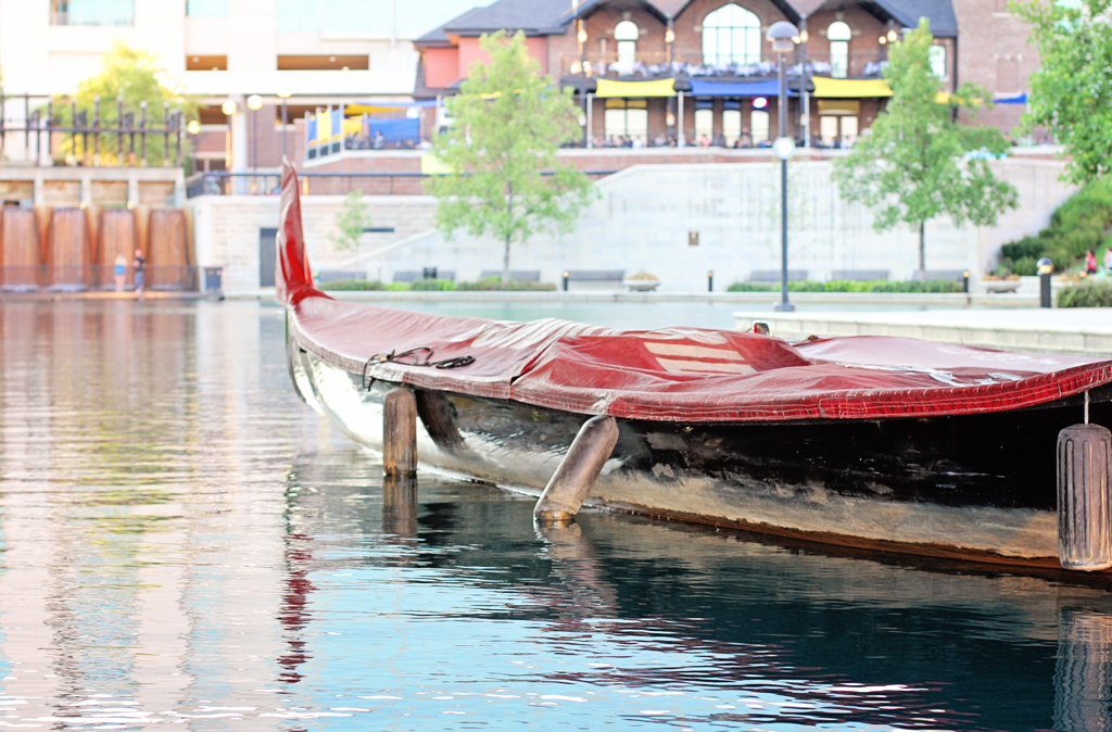 Gondala-reflecting-on-water--indianapolis-canal