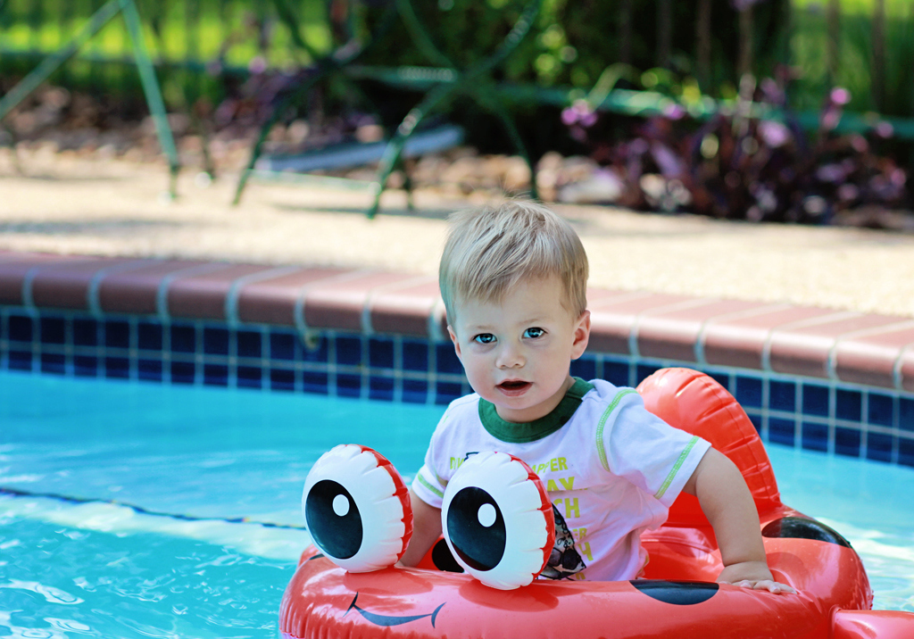 22-month-old-baby-lifestyle-portrait-swimming-pool2