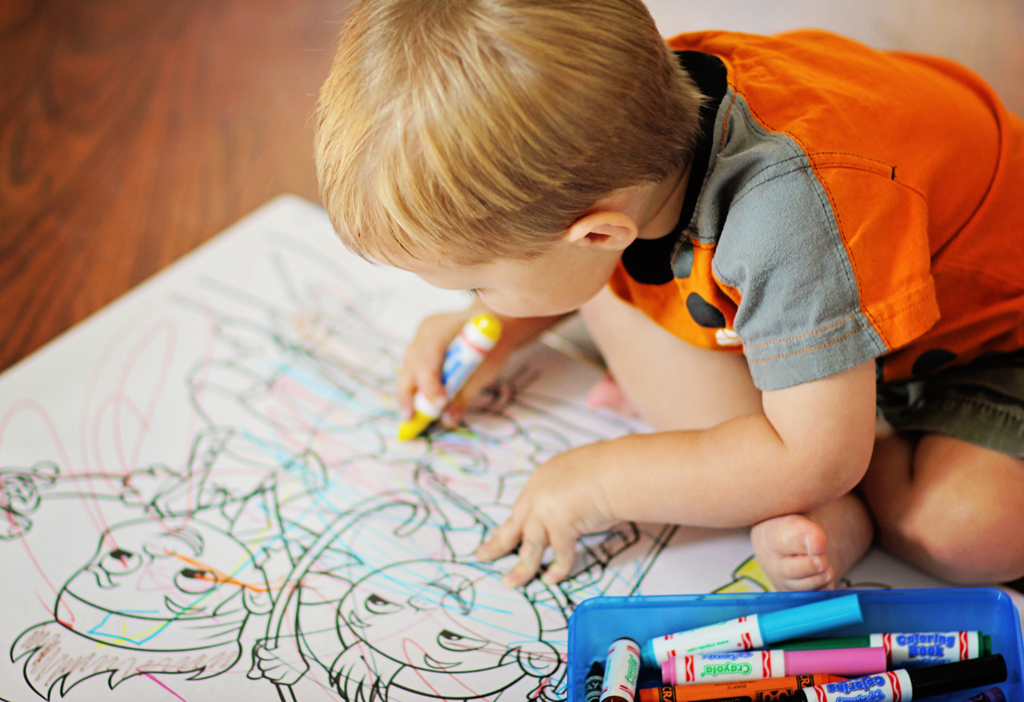 adorable-baby-coloriing-in-giant-coloring-book