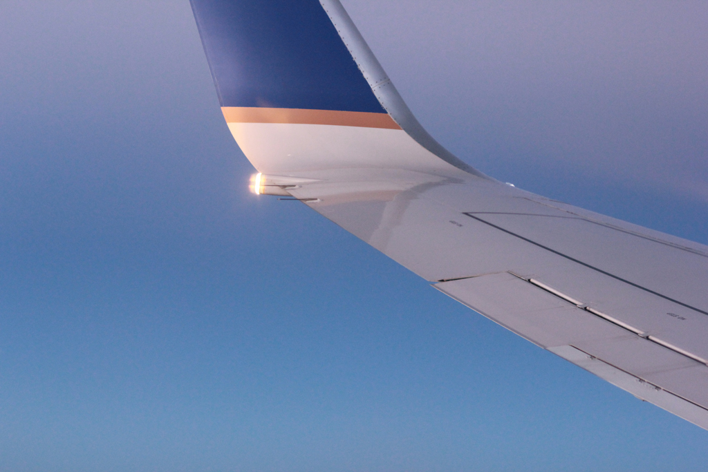 flying-in-airplane-with-united-airlines