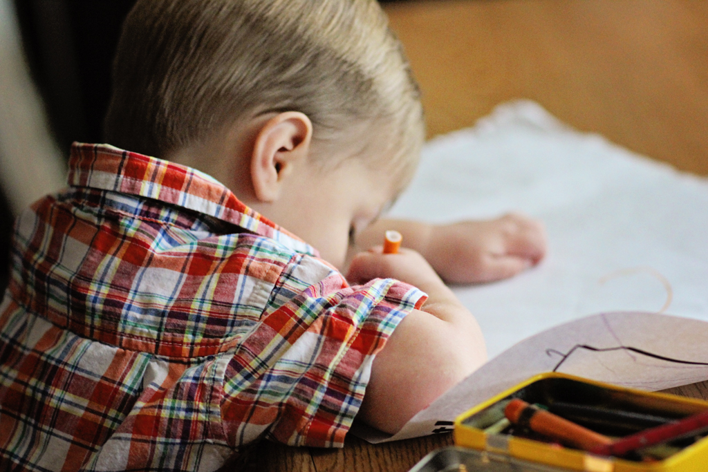 toddler-coloring-with-waterproof-markers