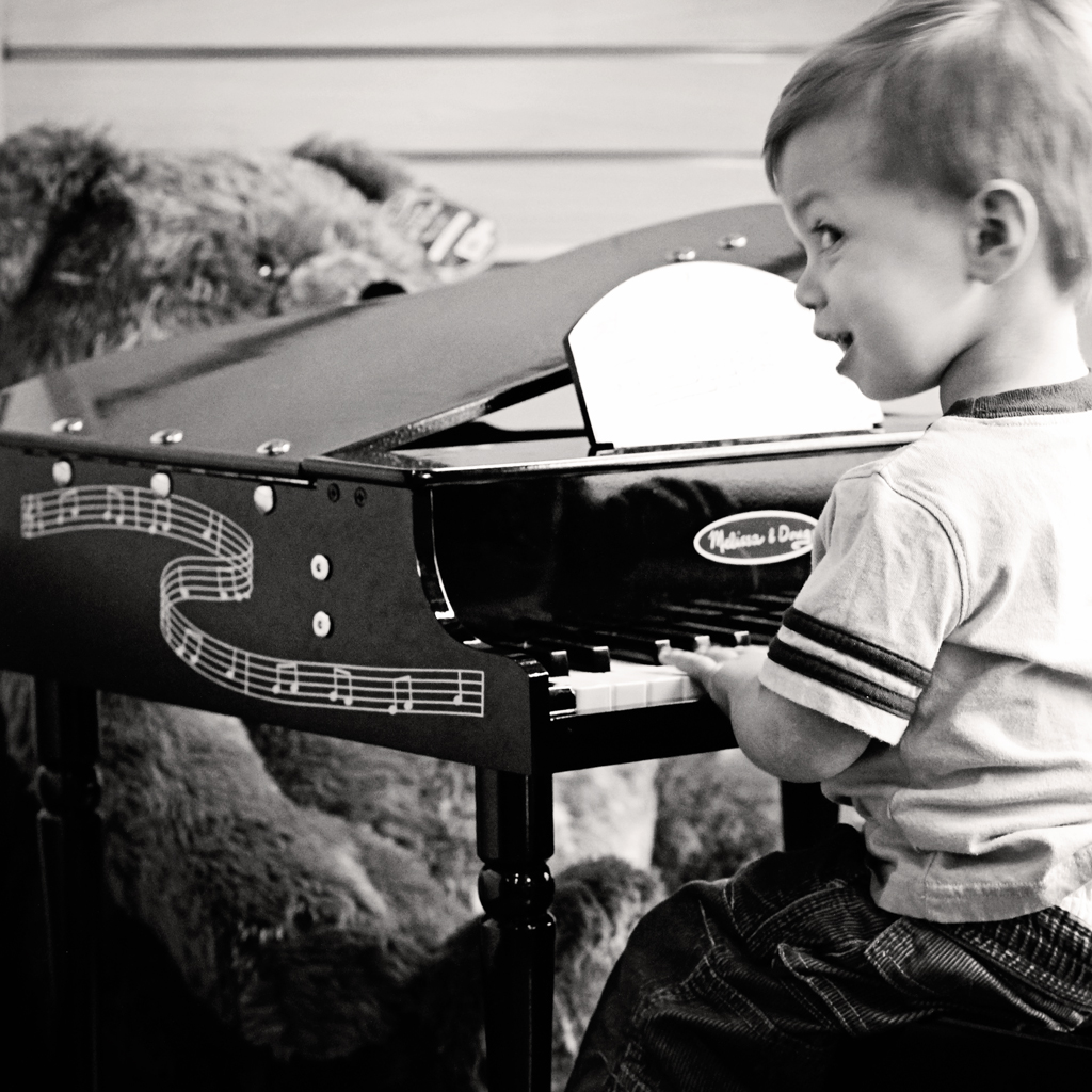 look-mom-I-am-playing-the-piano