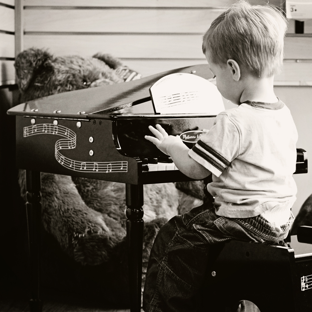 toddler-playing-piano