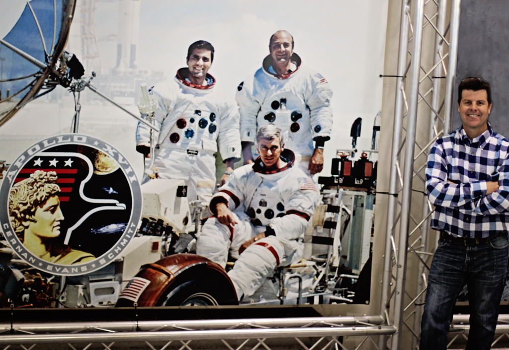 matt-with-astronaunts-display-space-center-houston