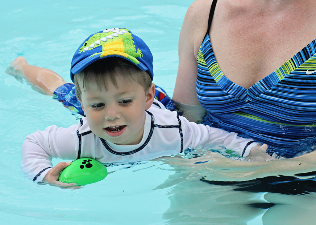 2-year-old-swimming-in-pool-lifestyle-photography