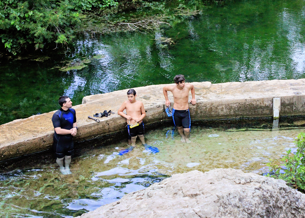 snorkeling-in-jacobs-well