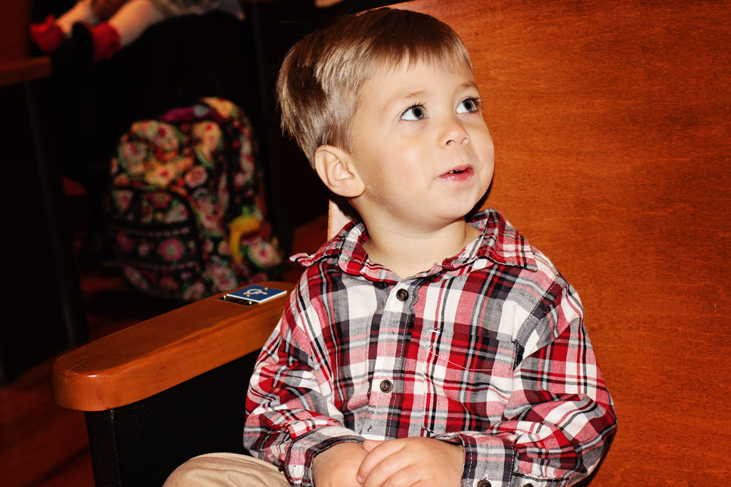 child-going-to-susical-the-musical-play