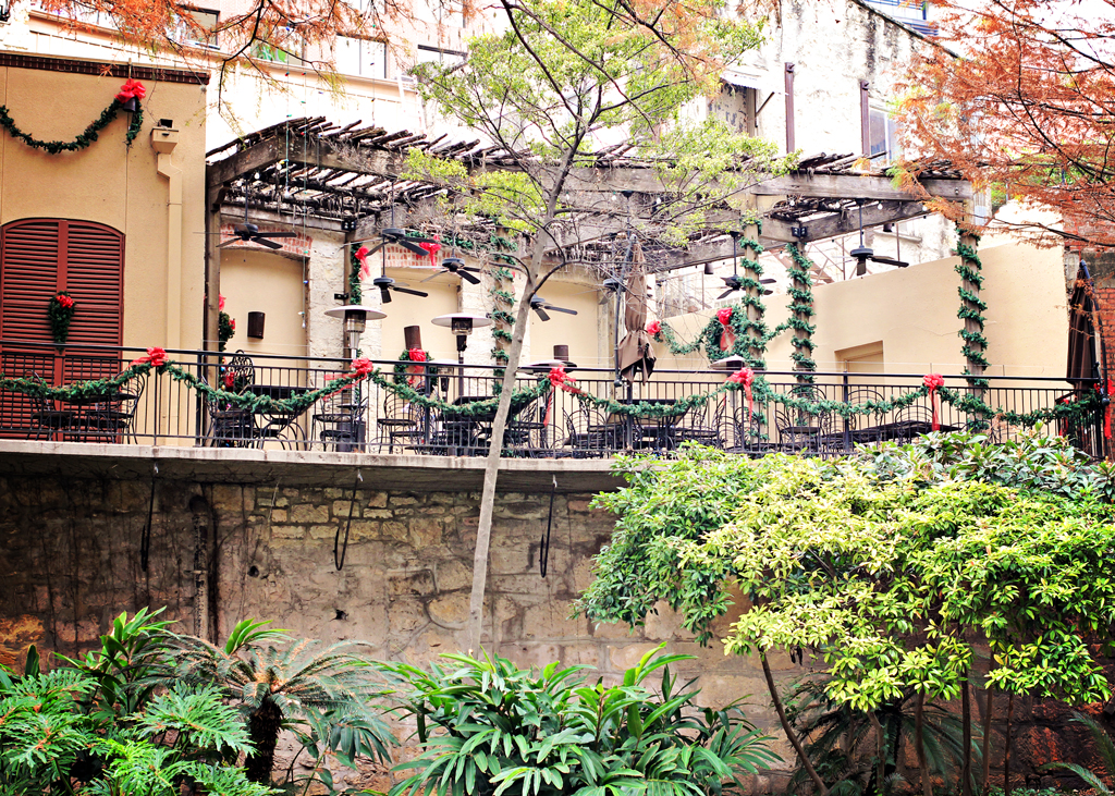 riverwalk-restaurant-decorated-for-christmas