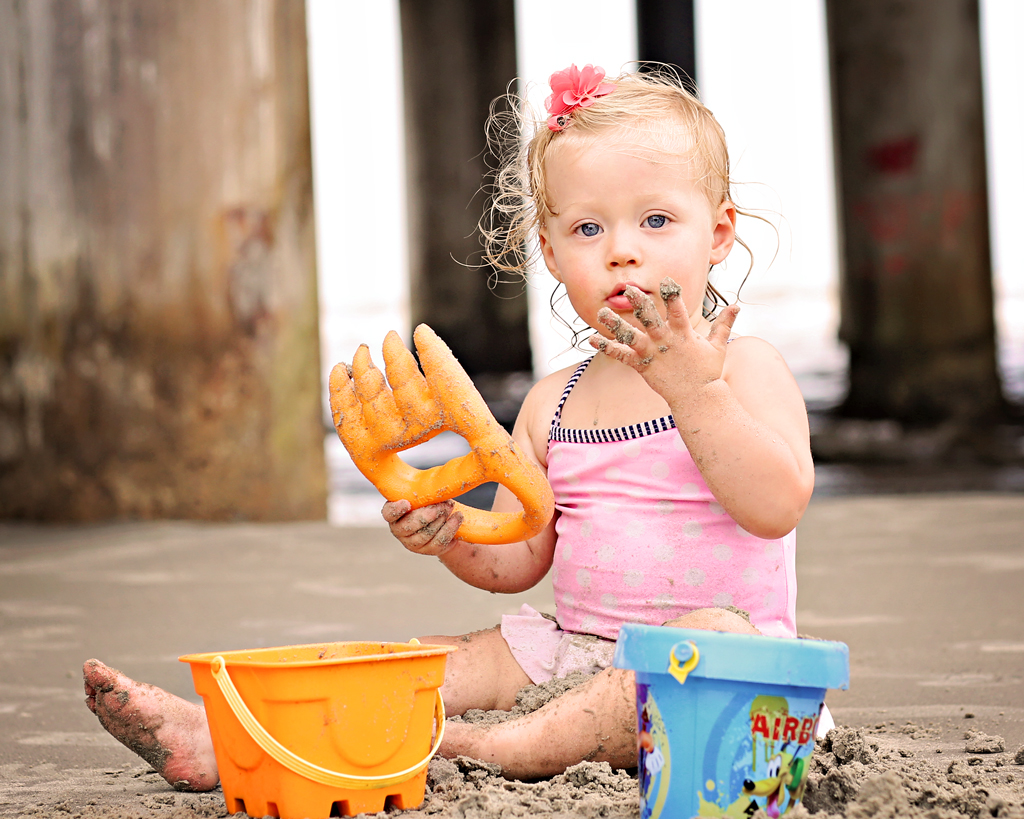 toddlerplayinginsandbeach